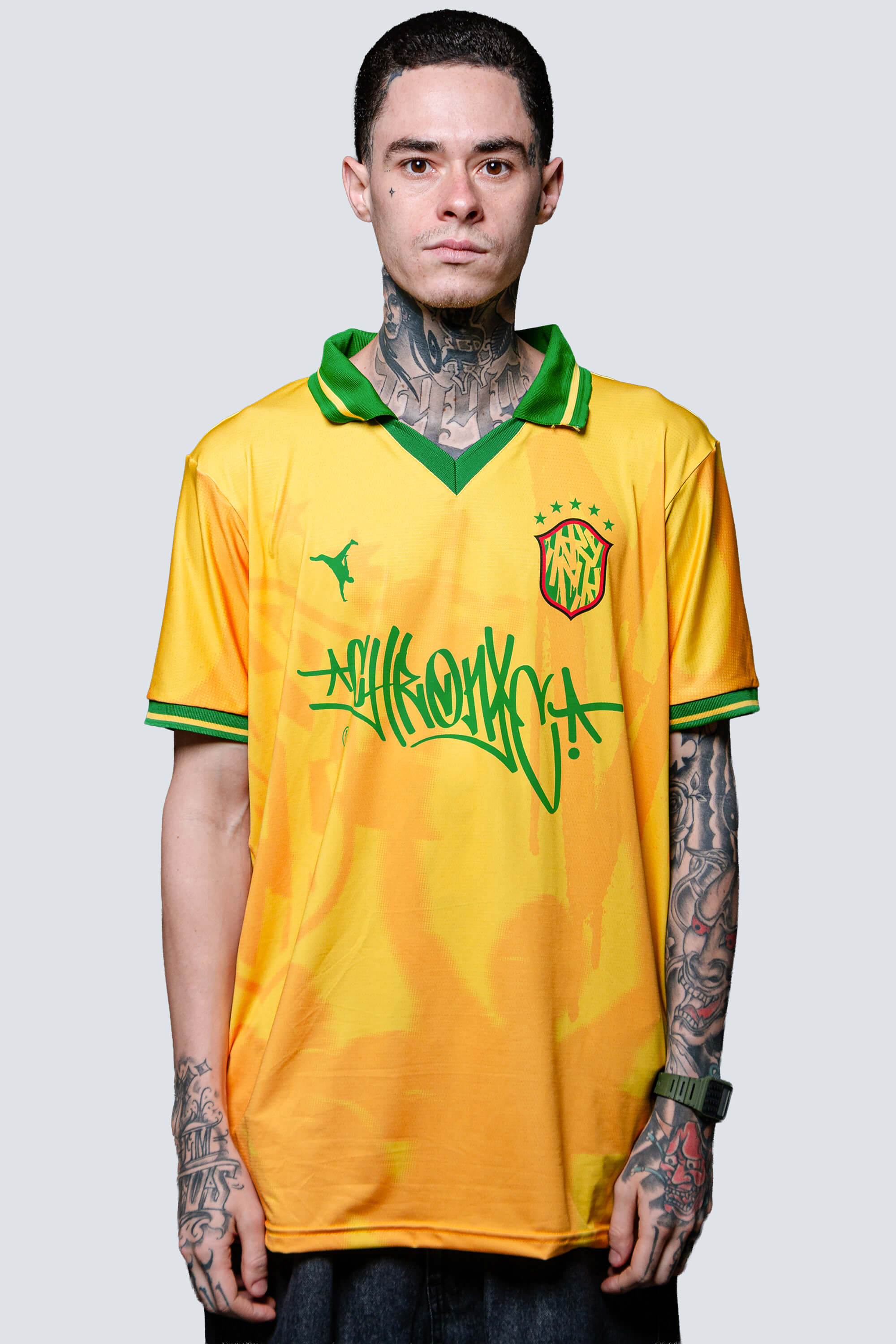 Camisa Chronic Brasil Streetwear amarela com detalhes verdes estilo seleção brasileira